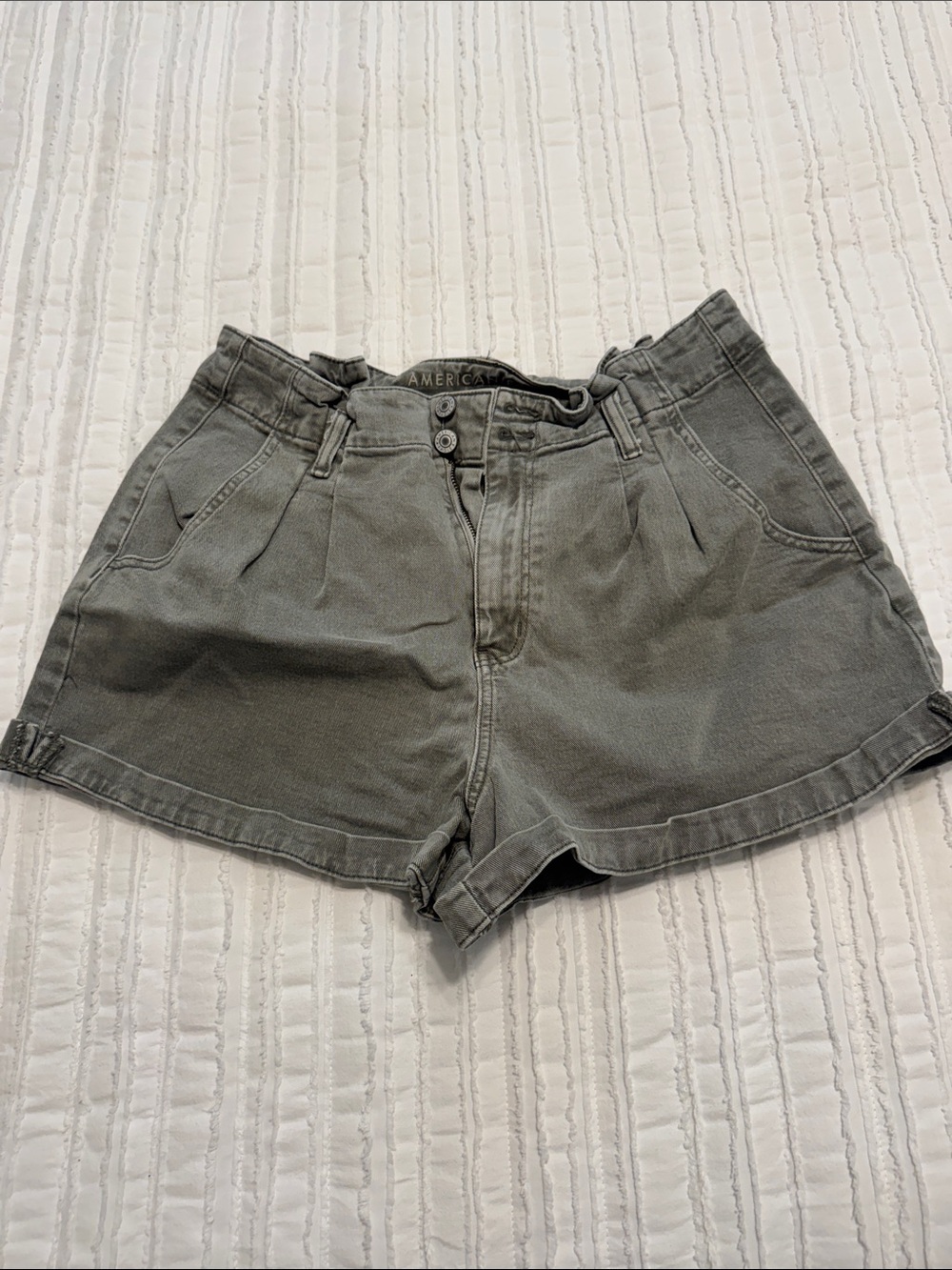 American Eagle Outfitters High-Waist Pleated olive green Women’s Shorts